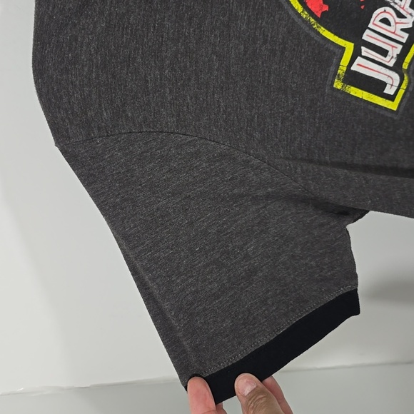 {Universal Studios} Men's Vintage Jurassic Park Print Grey Tshirt - Picture 7 of 9